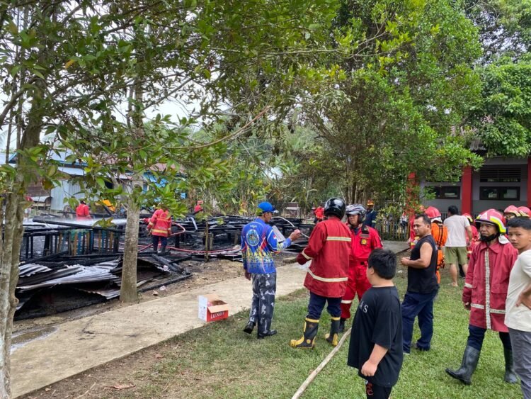 Dua Rumah Dinas Guru SDN 003 Tanjung Palas Hangus Terbakar