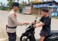 Antisipasi Dampak Kabut Asap, Personel Polsek Sekatak Bagikan Masker Gratis untuk Pengendara di Jalan Poros Trans Kaltara