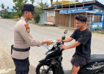 Antisipasi Dampak Kabut Asap, Personel Polsek Sekatak Bagikan Masker Gratis untuk Pengendara di Jalan Poros Trans Kaltara