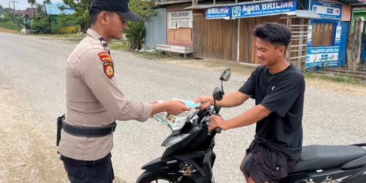 Antisipasi Dampak Kabut Asap, Personel Polsek Sekatak Bagikan Masker Gratis untuk Pengendara di Jalan Poros Trans Kaltara