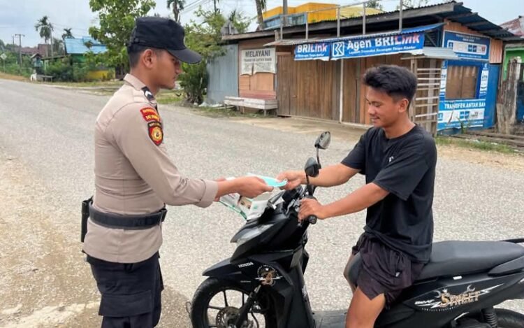 Antisipasi Dampak Kabut Asap, Personel Polsek Sekatak Bagikan Masker Gratis untuk Pengendara di Jalan Poros Trans Kaltara