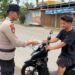 Antisipasi Dampak Kabut Asap, Personel Polsek Sekatak Bagikan Masker Gratis untuk Pengendara di Jalan Poros Trans Kaltara