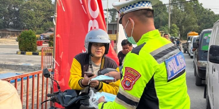 Polantas Peduli, Satlantas Polresta Bulungan Bagikan Masker Gratis untuk Warga 