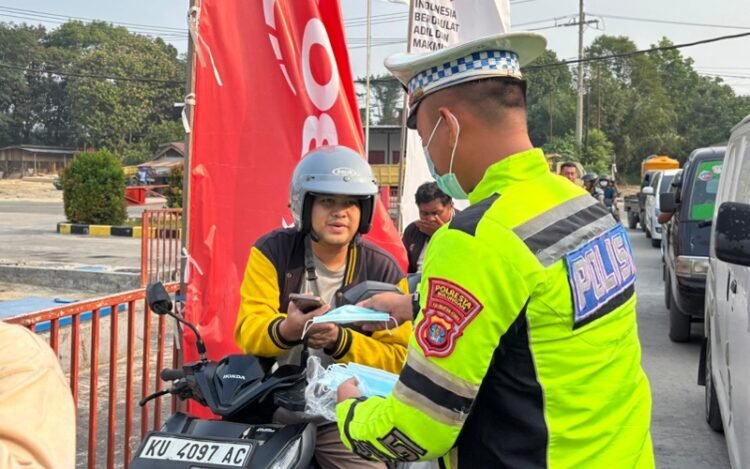 Polantas Peduli, Satlantas Polresta Bulungan Bagikan Masker Gratis untuk Warga 