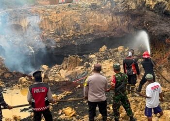 Cegah Karhutla Meluas, Polres Tarakan dan Tim Gabungan Padamkan Batu Bara Aktif di Pantai Amal