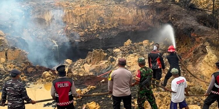 Cegah Karhutla Meluas, Polres Tarakan dan Tim Gabungan Padamkan Batu Bara Aktif di Pantai Amal