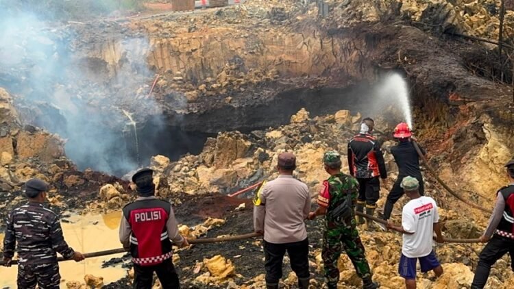 Cegah Karhutla Meluas, Polres Tarakan dan Tim Gabungan Padamkan Batu Bara Aktif di Pantai Amal