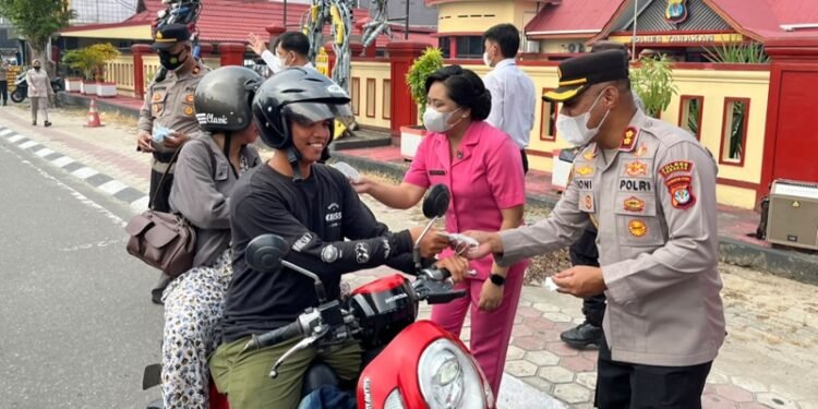 Polres Tarakan Bagikan Masker, Edukasi Warga Antisipasi Dampak Kabut Asap Karhutla