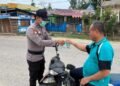 Tanggap Bahaya Kabut Asap, Polsek Sekatak Bagikan Masker Gratis untuk Pengendara di Trans Kaltara