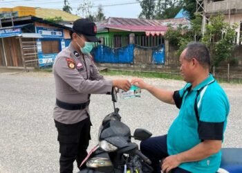 Tanggap Bahaya Kabut Asap, Polsek Sekatak Bagikan Masker Gratis untuk Pengendara di Trans Kaltara
