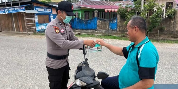 Tanggap Bahaya Kabut Asap, Polsek Sekatak Bagikan Masker Gratis untuk Pengendara di Trans Kaltara
