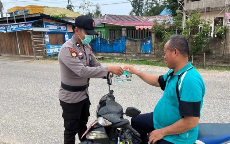 Tanggap Bahaya Kabut Asap, Polsek Sekatak Bagikan Masker Gratis untuk Pengendara di Trans Kaltara