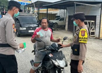 Antisipasi Kabut Asap, Personel Piket Polresta Bulungan Bagikan Masker Gratis di Sekatak Buji