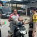 Antisipasi Kabut Asap, Personel Piket Polresta Bulungan Bagikan Masker Gratis di Sekatak Buji