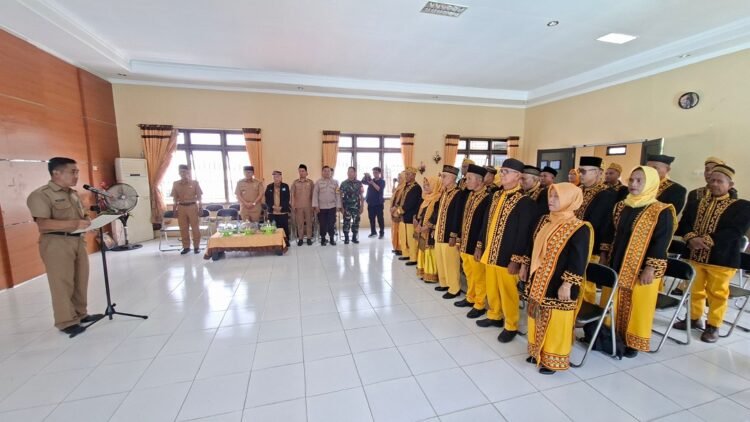 Tampil Anggun Berbusana Adat Tidung, 29 Ketua RT Selumit Pantai Resmi Dikukuhkan