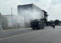 Personel Direktorat Samapta Polda Kaltara Laksanakan Penyiraman Jalan di Kabupaten Bulungan