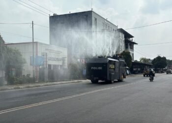 Personel Direktorat Samapta Polda Kaltara Laksanakan Penyiraman Jalan di Kabupaten Bulungan