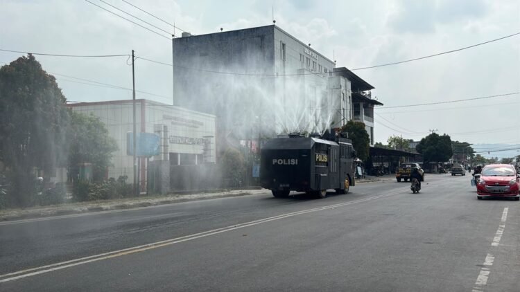 Personel Direktorat Samapta Polda Kaltara Laksanakan Penyiraman Jalan di Kabupaten Bulungan