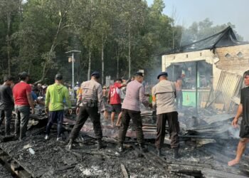 Tim SAR Brimob Polda Kaltara Quick Response Bantu Penanganan Kebakaran di Karang Rejo Tarakan