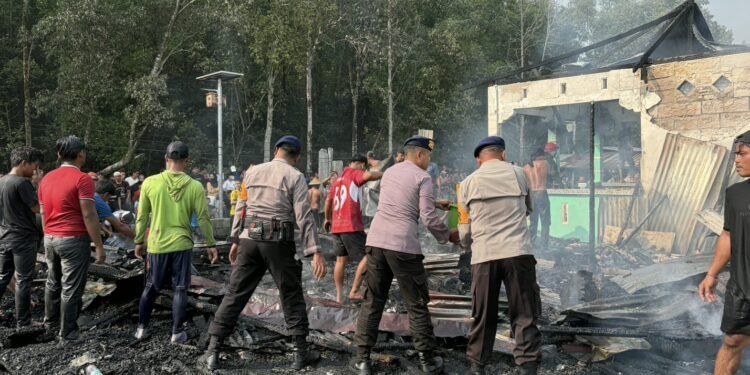 Tim SAR Brimob Polda Kaltara Quick Response Bantu Penanganan Kebakaran di Karang Rejo Tarakan