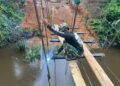 Pengencangan Baut Sodrat dan Pengelasan Plat Jembatan Garuda Desa Buong Baru Terus Dikebut