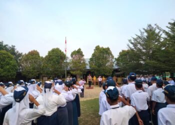 Tanamkan Disiplin Sejak Dini, Kapolsek Tanjung Palas Utara Bertindak Sebagai Pembina Upacara di SMPN 2 Kelubir