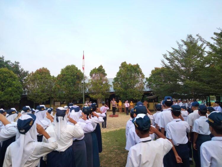 Tanamkan Disiplin Sejak Dini, Kapolsek Tanjung Palas Utara Bertindak Sebagai Pembina Upacara di SMPN 2 Kelubir