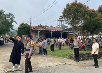 Polresta Bulungan Kawal Perarakan Salib di Sekatak: Rangkaian Misa Berjalan Aman dan Lancar