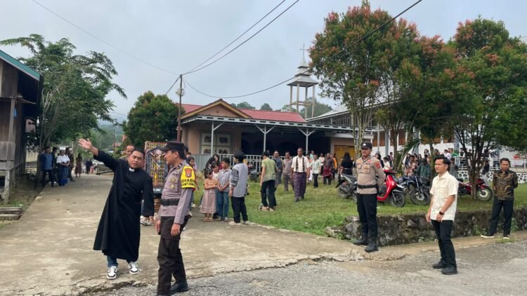 Polresta Bulungan Kawal Perarakan Salib di Sekatak: Rangkaian Misa Berjalan Aman dan Lancar