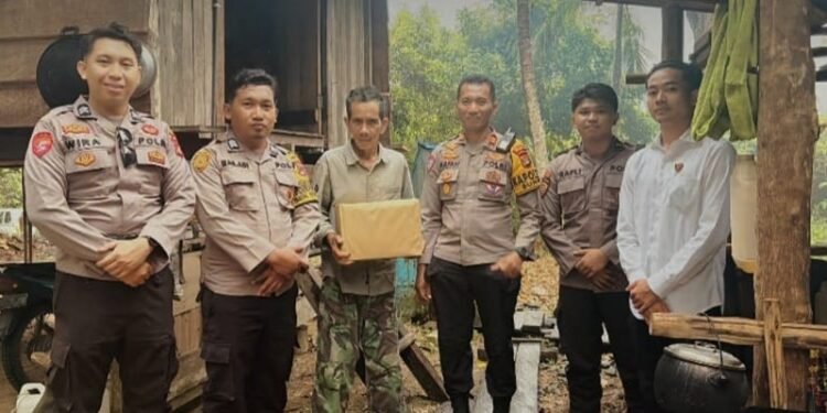 Jumat Berkah, Polsek Pulau Bunyu Salurkan Bantuan Paket Sembako untuk Warga Kurang Mampu
