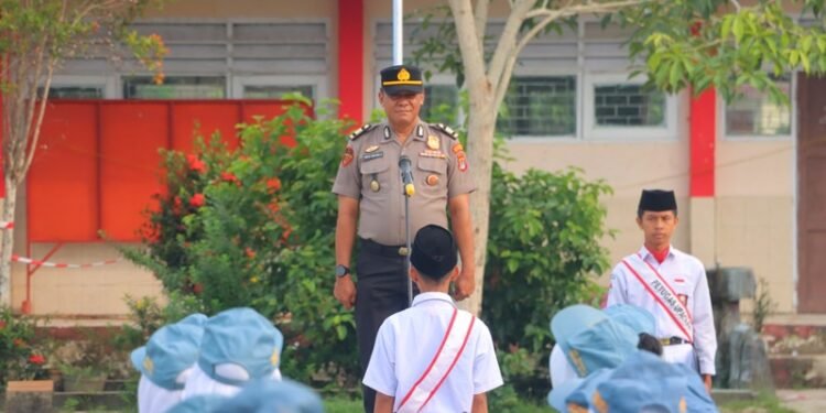 Jadi Pembina Upacara di SMKN 1 Tanjung Selor, Polresta Bulungan Tekankan Pentingnya Kedisiplinan Generasi Muda