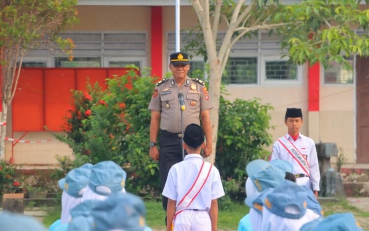 Jadi Pembina Upacara di SMKN 1 Tanjung Selor, Polresta Bulungan Tekankan Pentingnya Kedisiplinan Generasi Muda