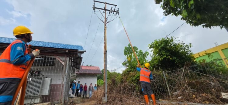Di Tengah Pemulihan Kelistrikan, PLN Tetap Layani Wilayah Perbatasan