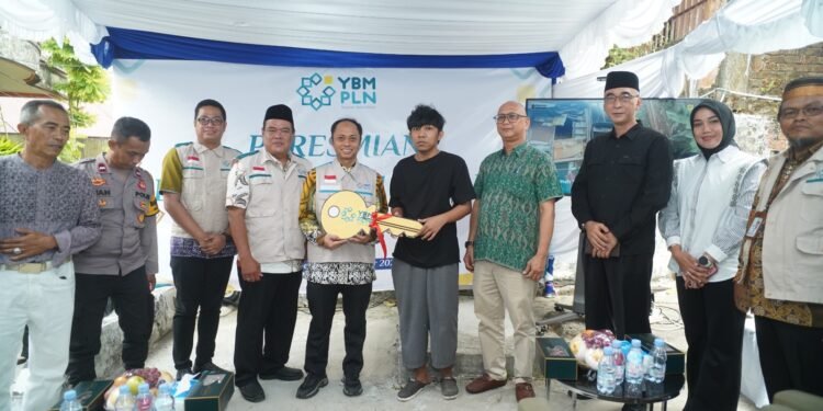 Di Tengah Tantangan Kelistrikan, PLN Tetap Hadir untuk Masyarakat melalui Program Rumah Cahaya