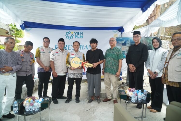 Di Tengah Tantangan Kelistrikan, PLN Tetap Hadir untuk Masyarakat melalui Program Rumah Cahaya