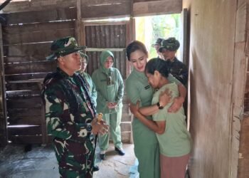 TMMD Ke-130 Tarakan: Dansatgas dan Ketua Persit KCK Cabang XIX Serahkan Sembako, Harapkan Kebahagiaan untuk Ibu Cristina