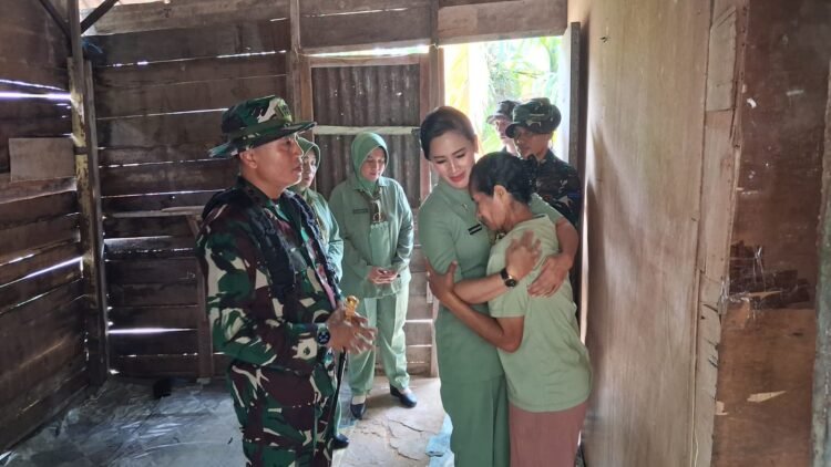 TMMD Ke-130 Tarakan: Dansatgas dan Ketua Persit KCK Cabang XIX Serahkan Sembako, Harapkan Kebahagiaan untuk Ibu Cristina