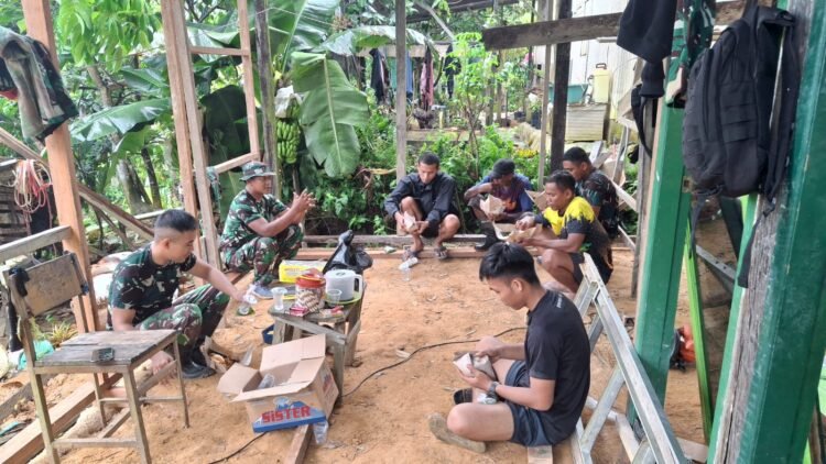 Tak Hanya Bekerja, Satgas TMMD Tarakan Pererat Kebersamaan dengan Warga Lewat Makan Siang Bersama