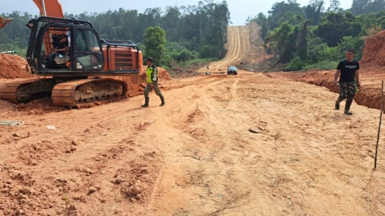 Buka Akses Tanjung Batu, Satgas TMMD Tarakan Terus Kerjakan Jalan Perbukitan