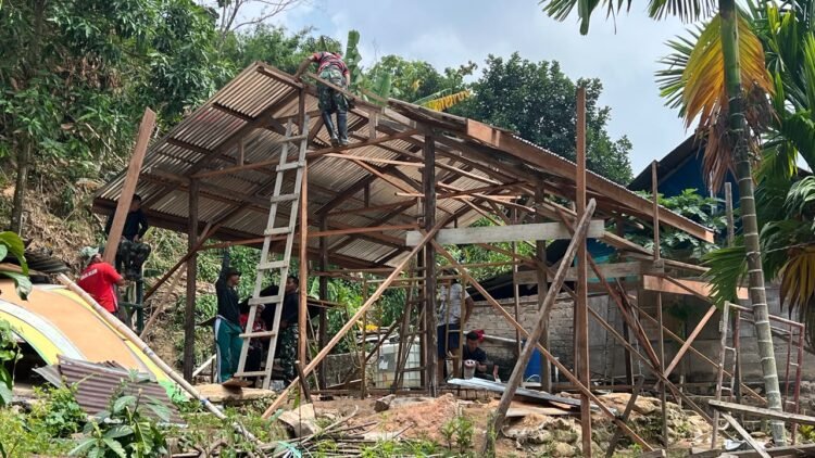 Tak Hanya Membangun Rumah, Satgas TMMD dan Warga Rawat Semangat Kebersamaan