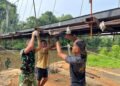 Pemasangan Plat Besi Dikebut, Jembatan Perintis Garuda Buong Baru Terus Berlanjut