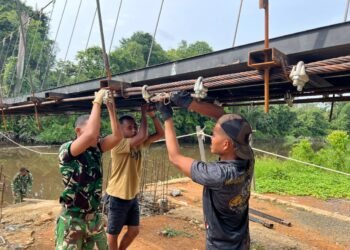 Pemasangan Plat Besi Dikebut, Jembatan Perintis Garuda Buong Baru Terus Berlanjut