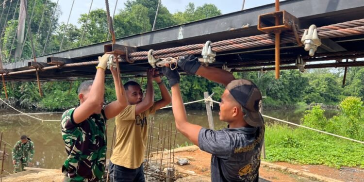 Pemasangan Plat Besi Dikebut, Jembatan Perintis Garuda Buong Baru Terus Berlanjut