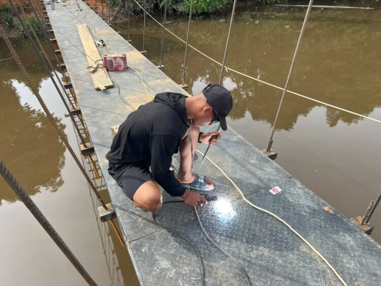 Pengelasan Plat Besi Dikebut, Jembatan Perintis Garuda di Buong Baru Kian Mendekati Rampung