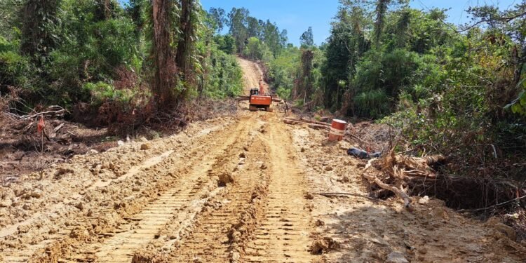 Tak Ada Sekat, Satgas TMMD dan Warga Tarakan Makan Bersama Beralas Daun Pisang
