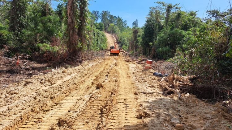 Tindak Lanjuti Arahan Tim Wasev Mabes TNI AD, Satgas TMMD Ke-130 Tarakan Ratakan Tanjakan Curam dan Genjot Pengerjaan Jalan