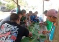 Tak Ada Sekat, Satgas TMMD dan Warga Tarakan Makan Bersama Beralas Daun Pisang
