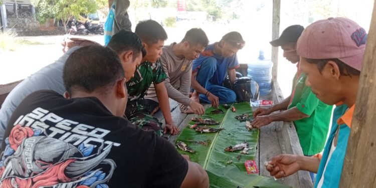 Tak Ada Sekat, Satgas TMMD dan Warga Tarakan Makan Bersama Beralas Daun Pisang