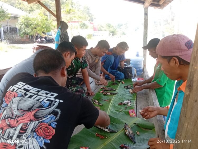 Tak Ada Sekat, Satgas TMMD dan Warga Tarakan Makan Bersama Beralas Daun Pisang