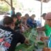 Tak Ada Sekat, Satgas TMMD dan Warga Tarakan Makan Bersama Beralas Daun Pisang